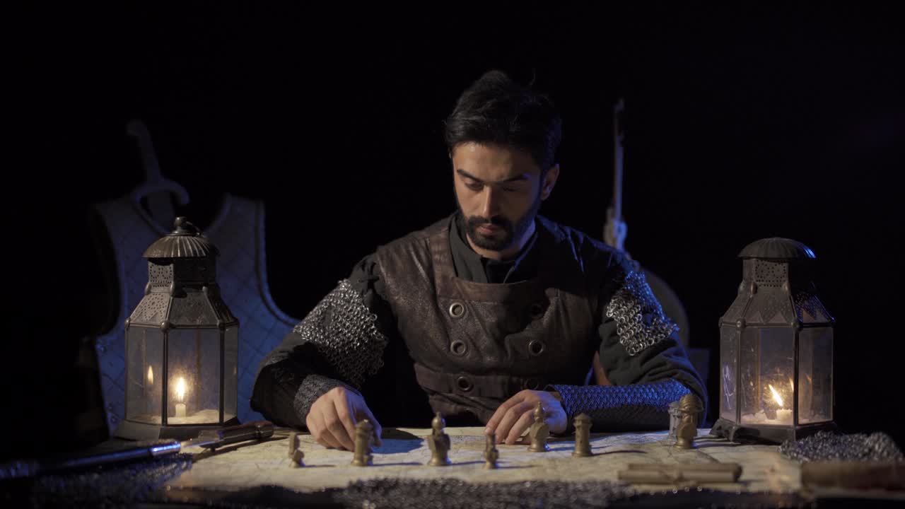 지도로 계획을 세우는 사령관. 역사적인 시대의 전쟁 준비.