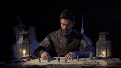 el comandante haciendo un plan en el mapa. preparación para la guerra en tiempos históricos.