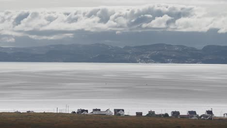 Eine-Kleine-Küstenstadt-Von-Vadso-Am-Ufer-Des-Varrangerfjorden,-Umgeben-Von-Einer-öden-Nördlichen-Landschaft