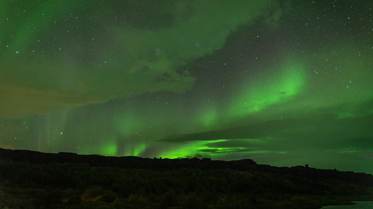 cielo nocturno estrellado con auroras boreales en islandia - aurora boreal - lapso de tiempo