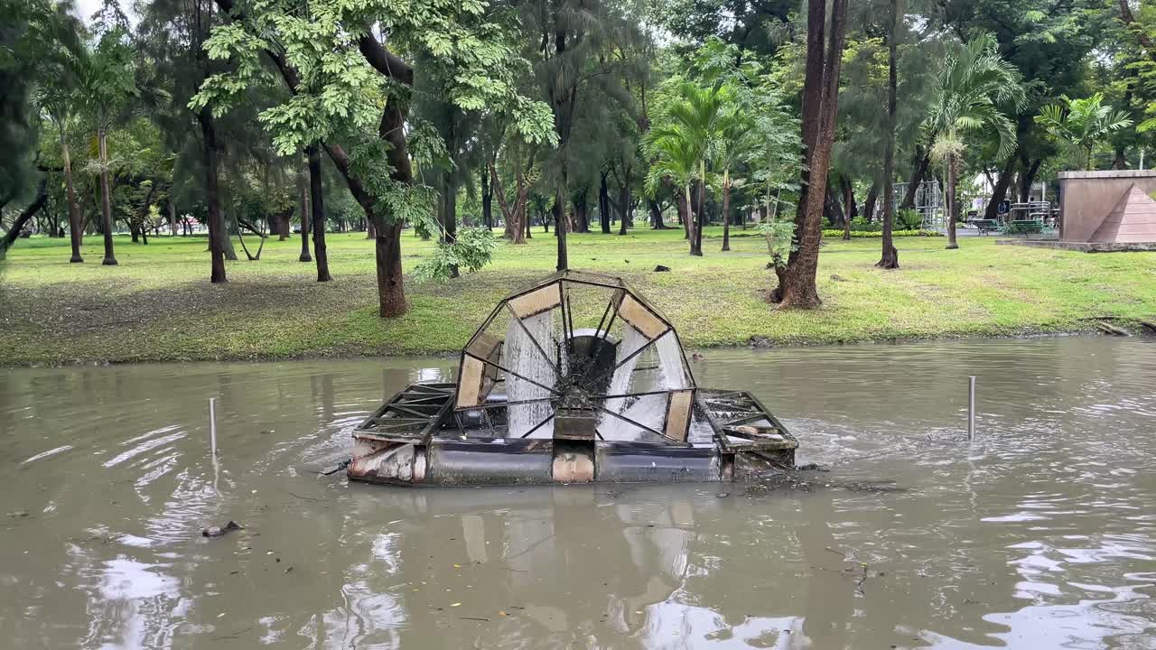 태국 방콕 룸피니 공원에 있는 호수의 물에 산소를 공급하는 폭기 터빈 휠