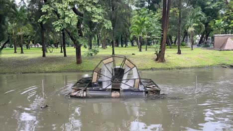 Rueda-De-Turbina-De-Aireación-Oxigenando-Las-Aguas-Del-Lago-En-El-Parque-Lumpini,-Bangkok,-Tailandia