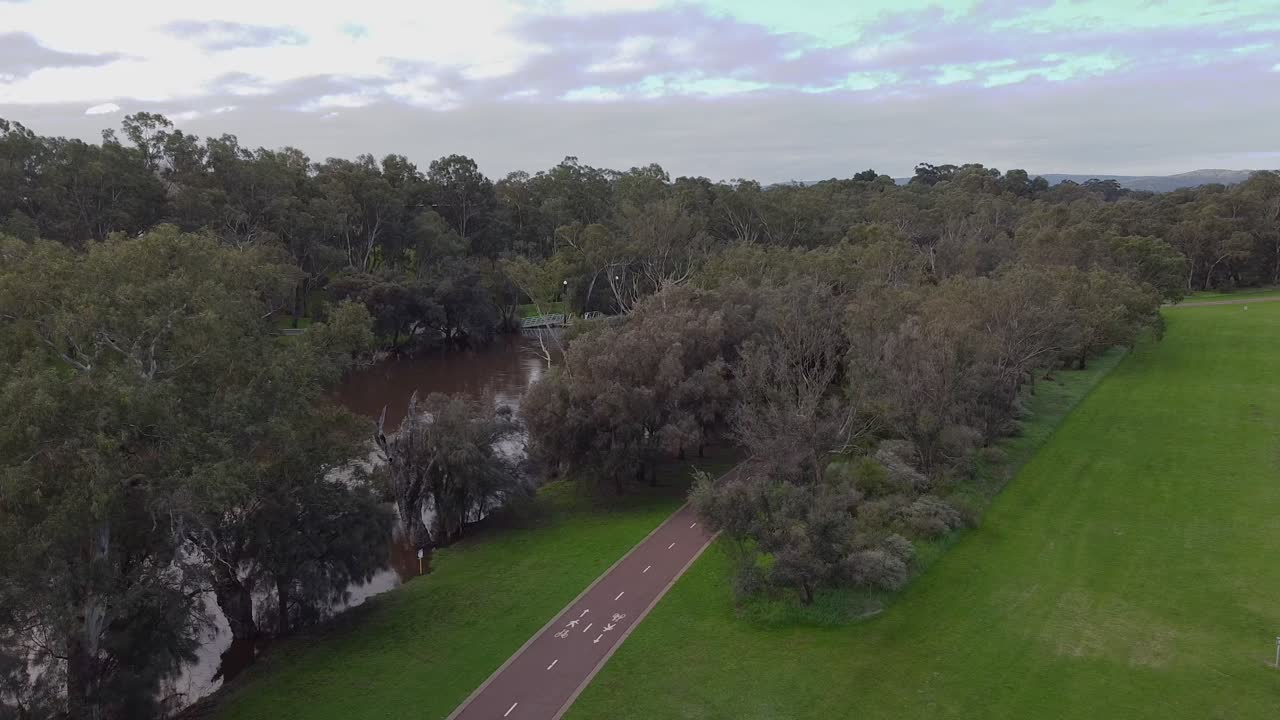 백조 계곡 강변 공원 위로 공중 하강 샷