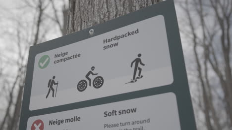 señales en francés e inglés para senderos recreativos de invierno quebec