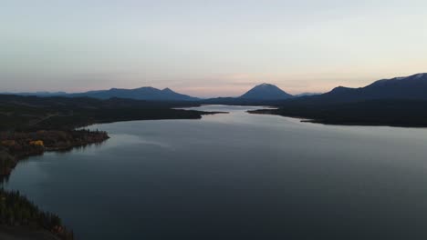 Tranquila-Vista-Aérea-Si-Atlin-Lago-Y-Montañas,-Canadá