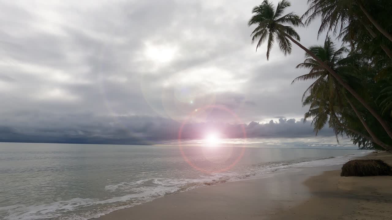 efecto de llamarada de la lente n bokeh rayo de luz solar o rayo de sol sobre la playa de palmeras con nube de tormenta de lluvia