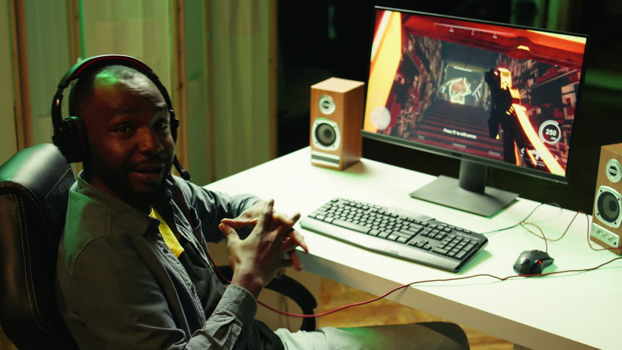 jugador profesional en el estudio enseñando a los suscriptores estrategias de juego