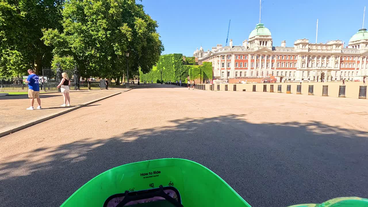 런던 의 거리 에서 자전거 타는 사람