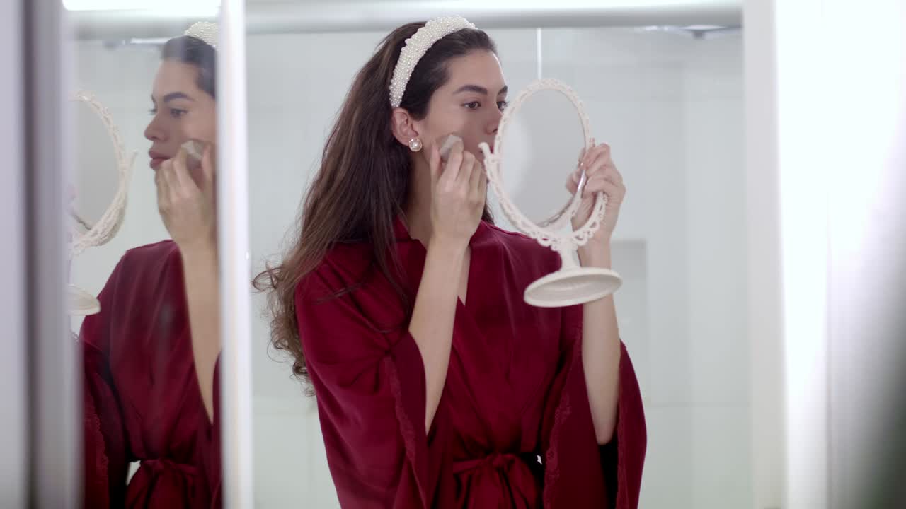 joven modelo que emplea maquillaje para mejorar el tono de la piel y ocultar manchas