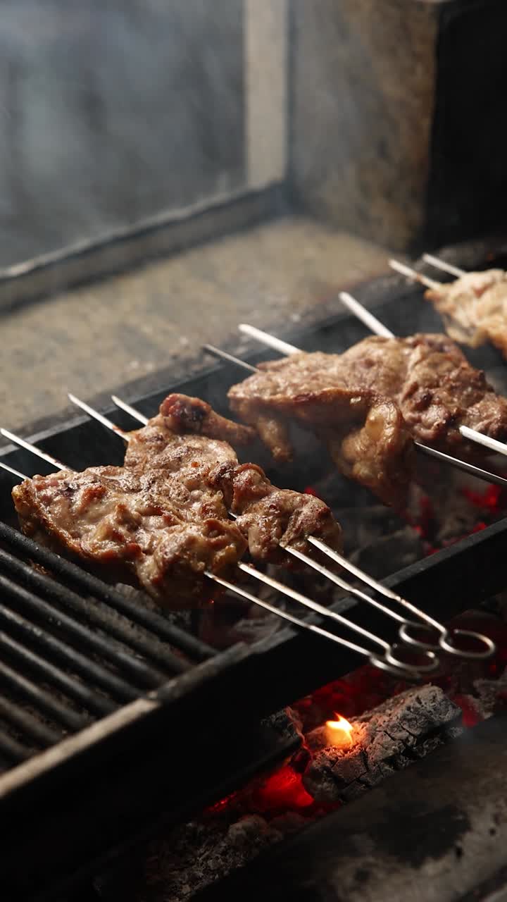 나무 석탄 그릴 에 긴 고기 스피어