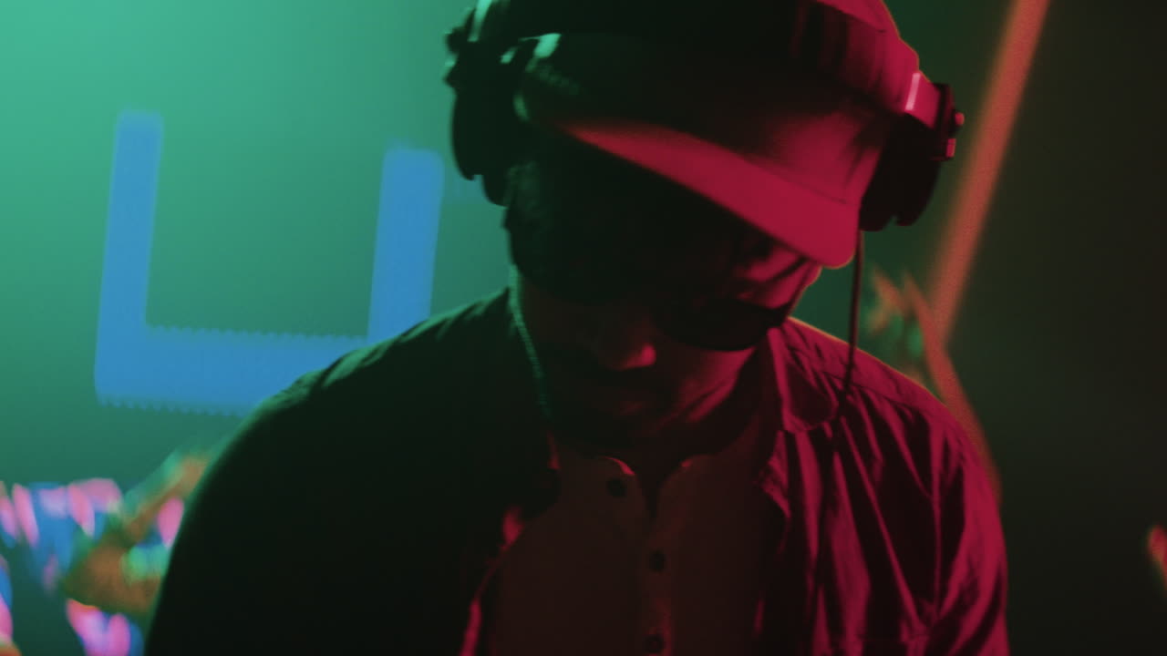 dj actuando en un club nocturno