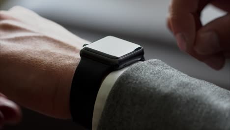 persona que utiliza un reloj inteligente