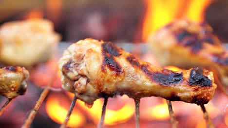 Gegrilltes-Hähnchen-Vom-Grill,-Am-Feuer-Zubereitet