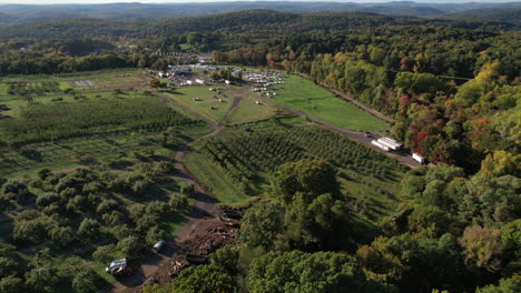 granja de manzanas en el norte del estado de nueva york. toma aerea