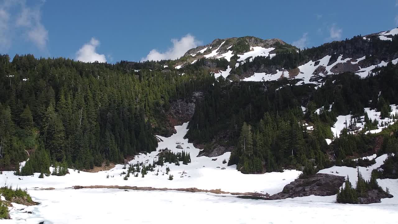 마운트 5040, 밴쿠버 섬, 캐나다에 공중 얼어 붙은 호수