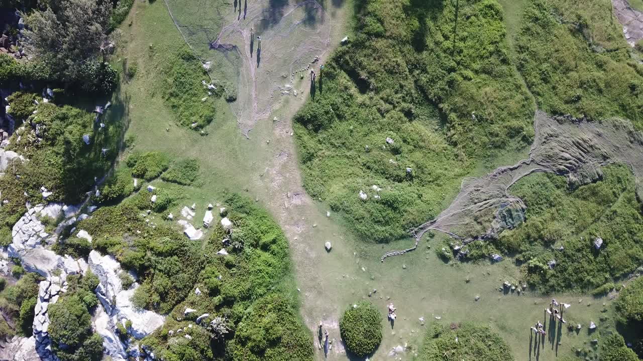 imágenes aéreas de las hermosas rocas y la soleada playa de armação en florianópolis, brasil