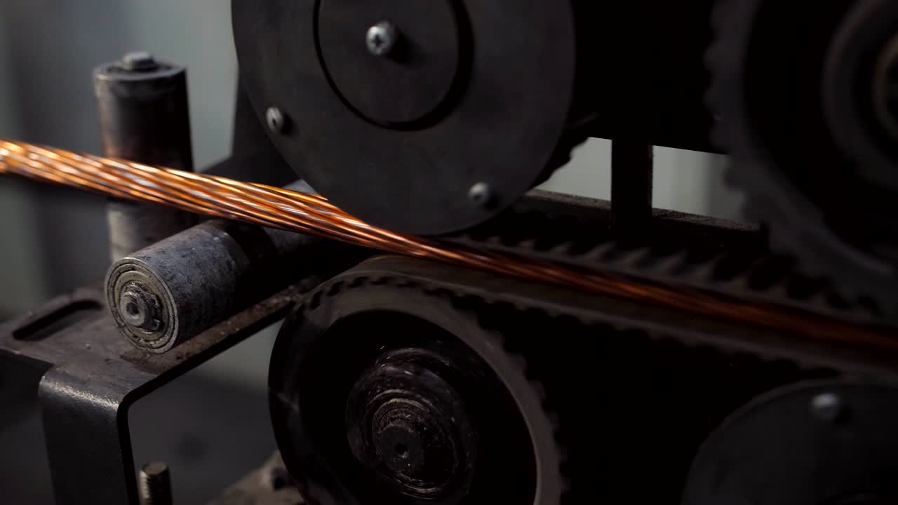 el proceso de fabricación de cables eléctricos hechos de alambre de cobre.