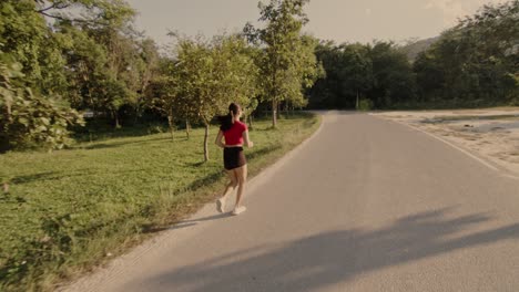mujer corriendo en un parque