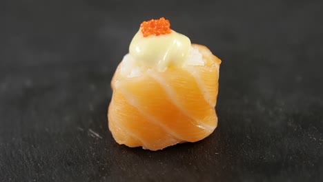 sushi servido en pizarra de piedra gris