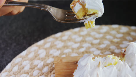 Mujer-Recogiendo-Tarta-Con-Un-Tenedor-4k