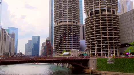 panoramica attraverso il fiume chicago