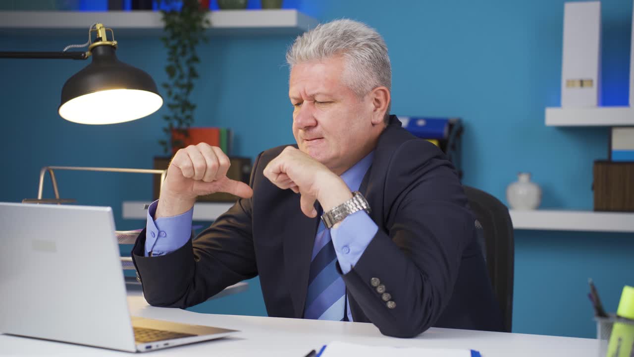 노트북에서 일하는 사업가 불행하고 부정적입니다.