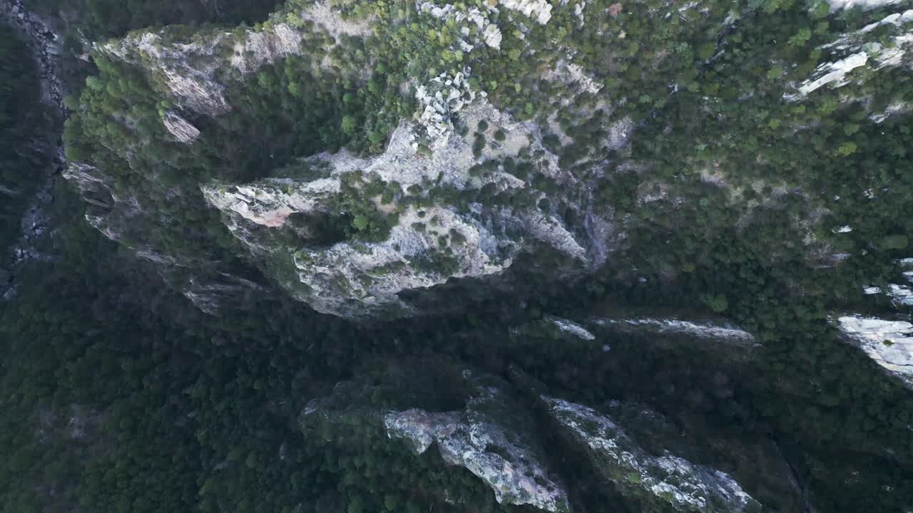 drones aéreos bajan las montañas del cañón de cobre formaciones rocosas mexicanas con árboles, méxico destino de senderismo, chihuahua en sierra madre occidental paisaje panorámico