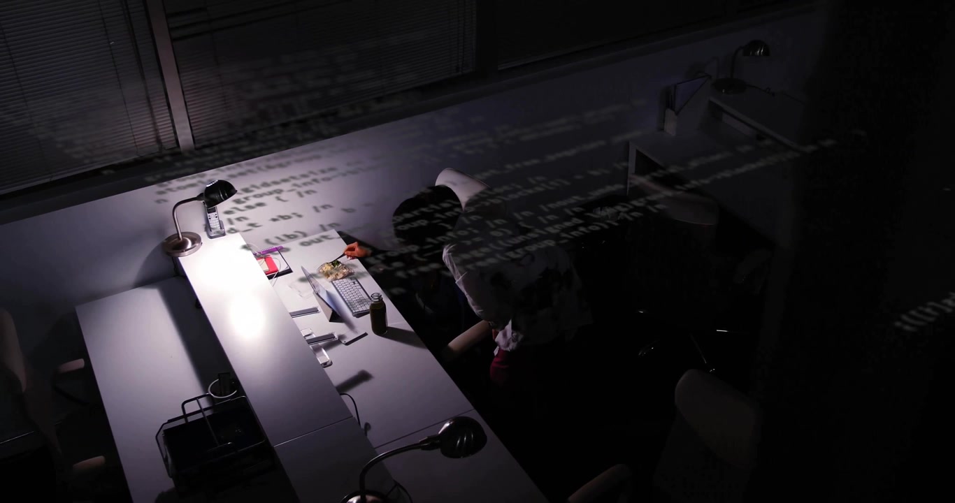 Programmatore che digita sulla tastiera controllando il codice in un ufficio tecnologico, un collega che consegna un documento guidando le modifiche con sovrapposizioni