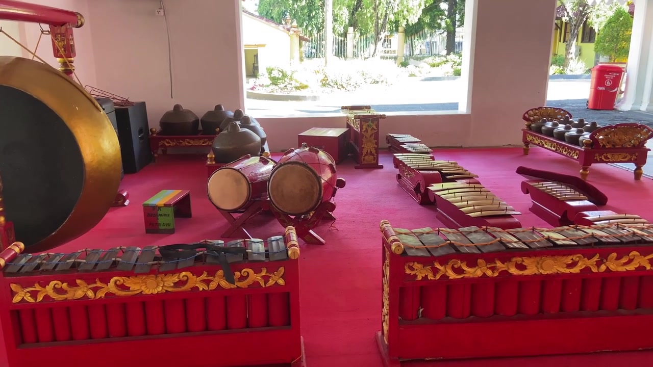 Instrumentos Musicais Tradicionais Gamelan Indonésios Expostos em um Tapete Vermelho