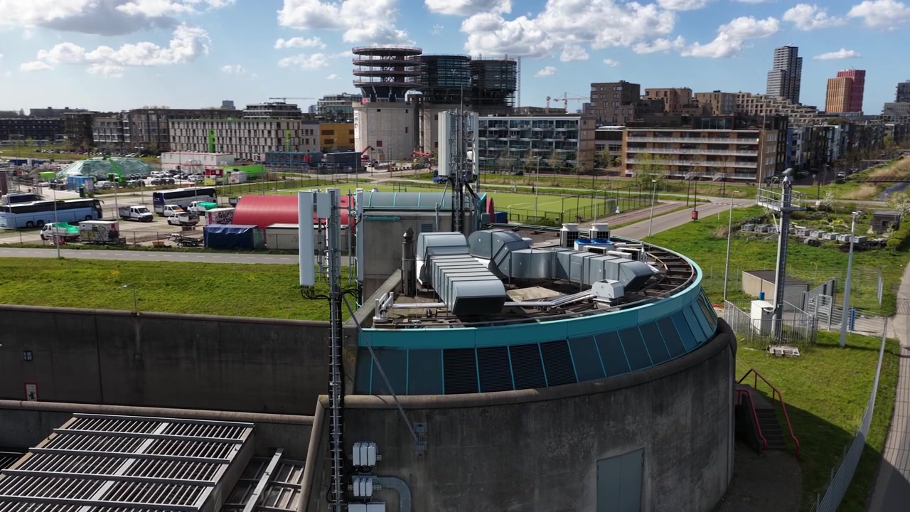 Vista aerea con drone di un'antenna di trasmissione 4G e 5G, che mostra l'infrastruttura di telecomunicazioni per la comunicazione wireless e le reti mobili.