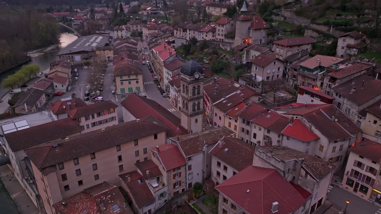 Luce del tramonto che illumina il campanile della chiesa nel villaggio di Pont-en-Royans