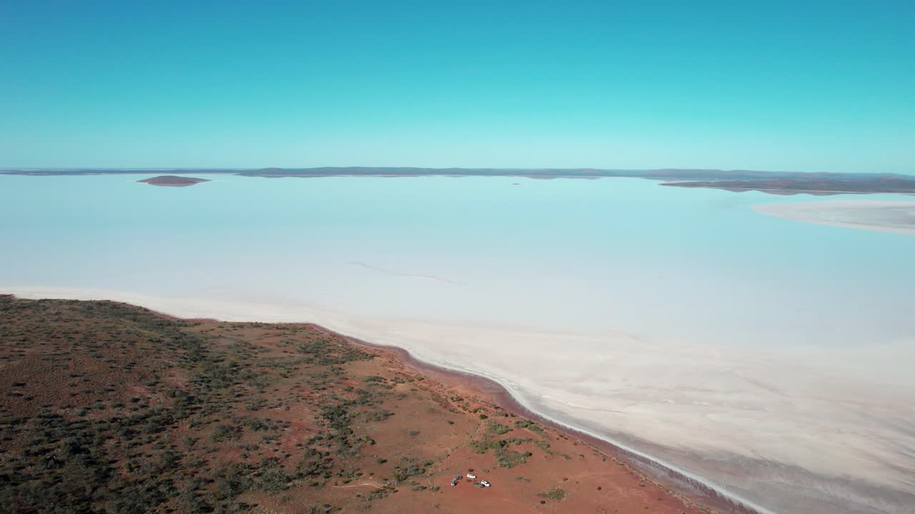 toma de establecimiento del lago gairdner, superficie blanca en expansión, paisaje de lago salado, retroceso aéreo