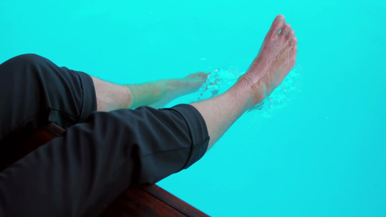 스마트폰을 사용하는 남자