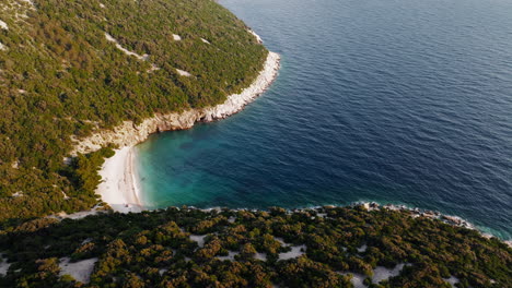 Alto-ángulo-Que-Establece-Una-Descripción-General-De-La-Playa-De-La-Laguna-Azul,-Isla-De-Cres,-Croacia