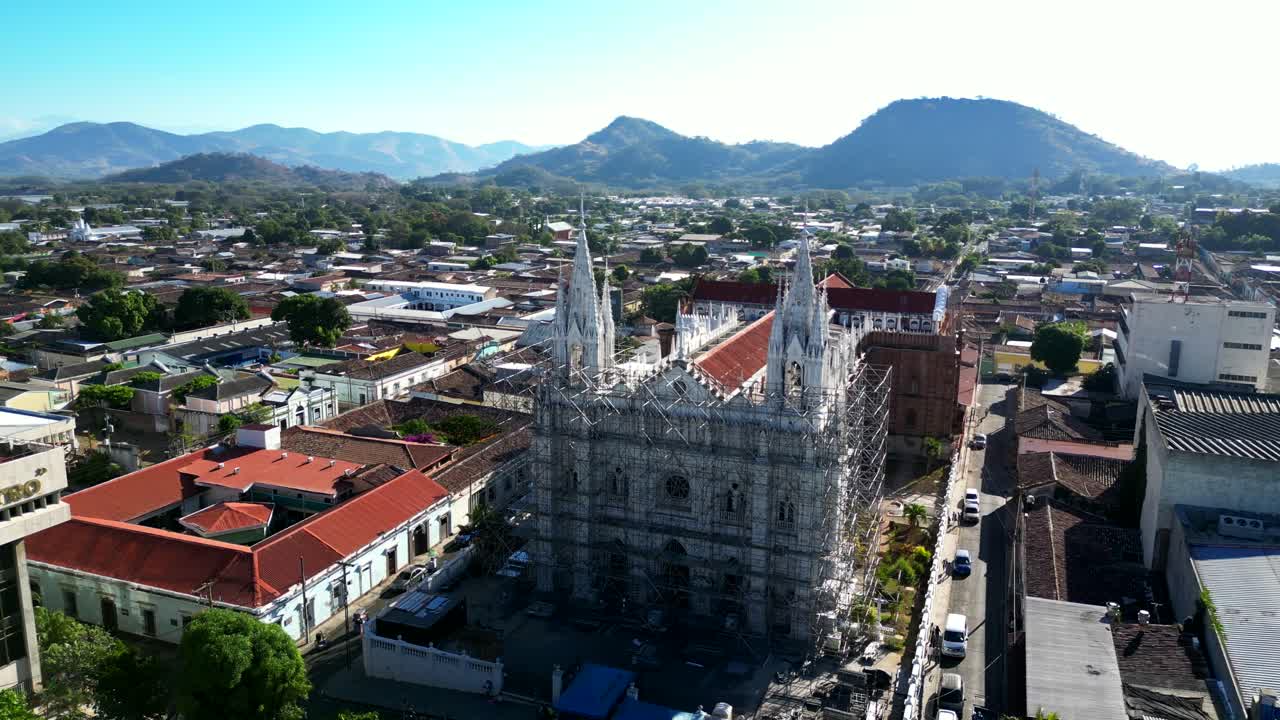 catedral de santa ana en el salvador con andamios