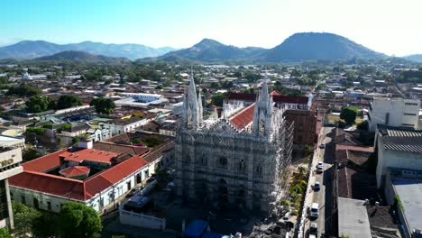 Drohnenaufnahme-Der-Kathedrale-Von-Santa-Ana-In-El-Salvador-Mit-Gerüsten