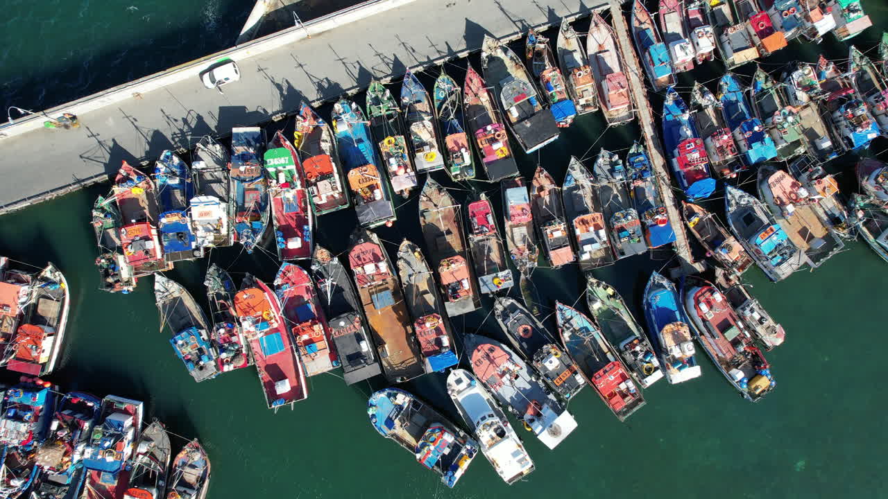 carretilla aérea sobre la marina llena de barcos de pesca