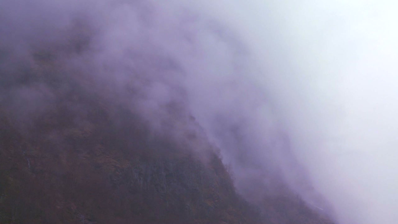 lapso de tiempo de nubes y niebla moviéndose a través de un fiordo en noruega 2