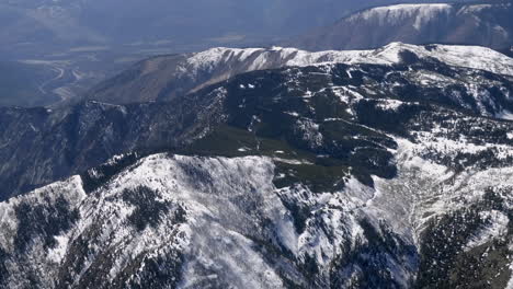 montañas del río de invierno en el área de cache creek en el centro de columbia británica, canadá