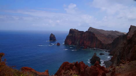 Seestück-Zeitraffer-Vulkanischer-Gesteinslandschaften-Mit-Sich-Schnell-Bewegenden-Wolken-Und-Blauem-Himmel,-Geologie,-Basaltmagma,-Wunderschöne,-Atemberaubende,-Erstaunliche-Rote-Lavafelsen,-Malerische-Landschaft,-Wellen-Des-Atlantischen-Ozeans,-Meeresszenenbildung