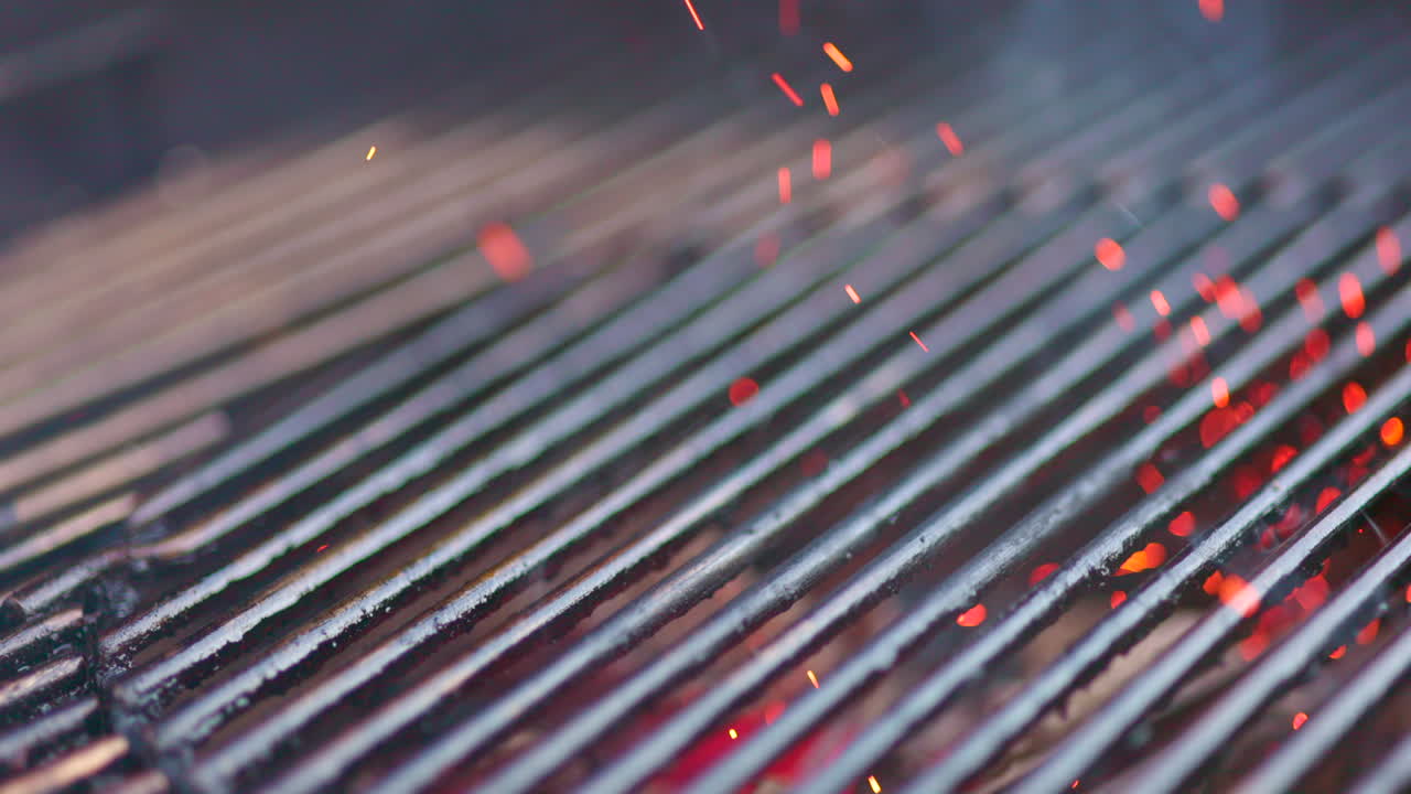 연기, 불씨, 불꽃이 바비큐에서 나오고 맛있는 식사를 구울 준비가 되었습니다 - 슬로우 모션