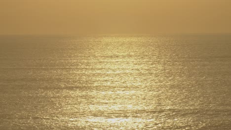 Puesta-De-Sol-De-Hora-Dorada-Profunda-Con-Reflejos-Oceánicos-Hasta-La-Línea-Del-Horizonte-En-Verano