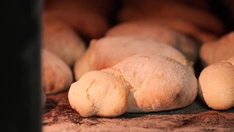 pan cocinado dentro del horno de mampostería en la panadería - horno de ladrillo o horno de piedra