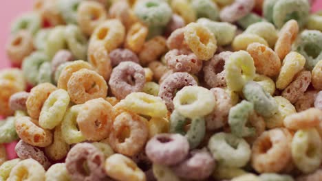 video de coloridos cereales redondos de desayuno sobre un fondo blanco