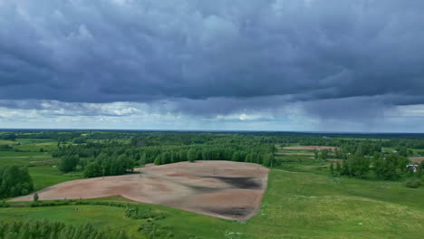 un disparo de revelación suave de un paisaje verde con sedimentos en un clima nublado