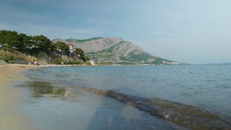 4k-Filmische-Naturreiseaufnahmen-Mit-Panoramablick-Auf-Die-Klippen-Und-Berge-Von-Omis-Neben-Split,-Kroatien-An-Einem-Sonnigen-Tag