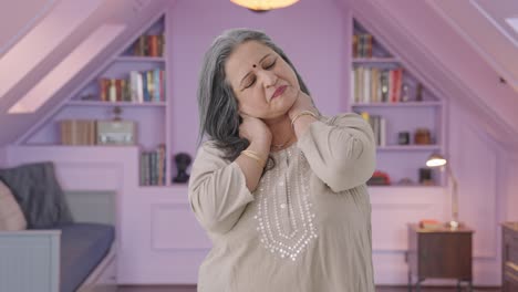 anciana india enferma que sufre de dolor de cuello