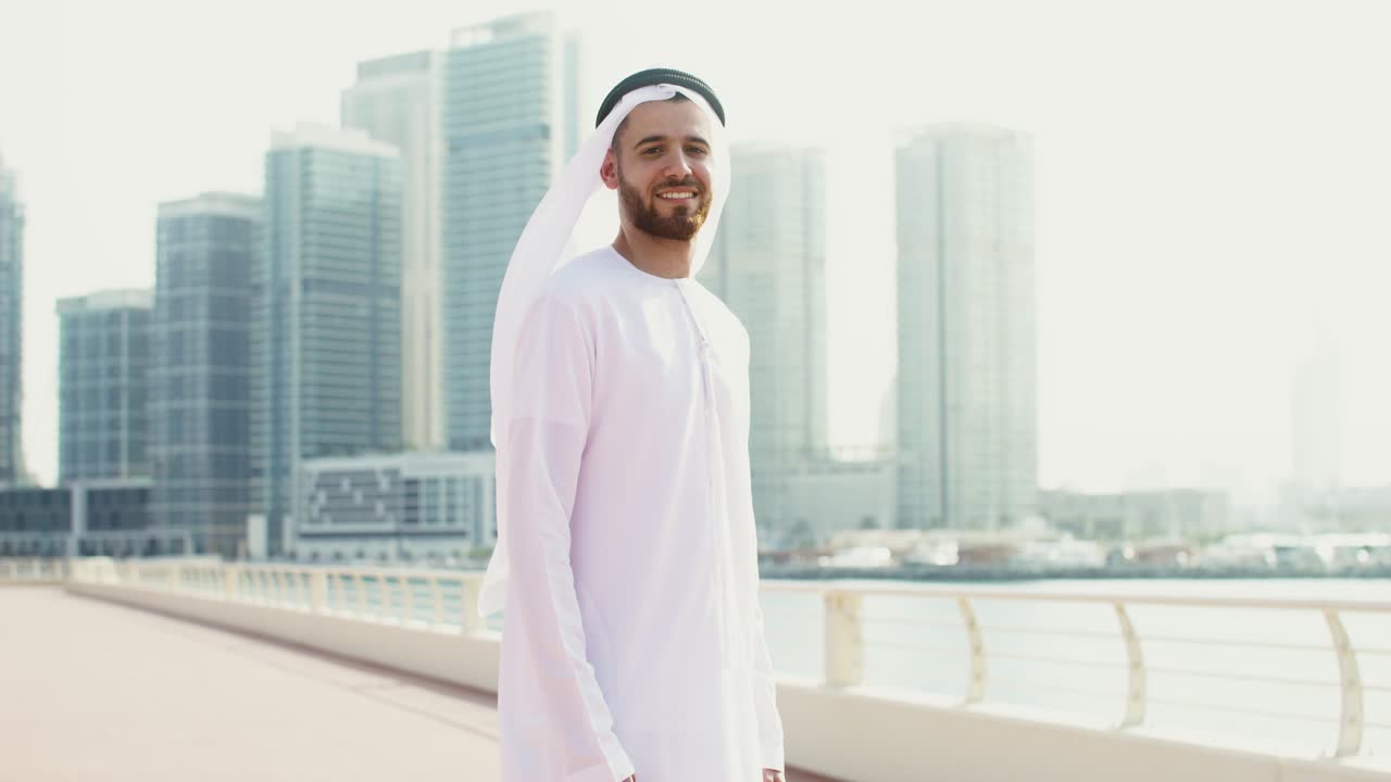 Uomo in abiti tradizionali emiratini a Dubai
