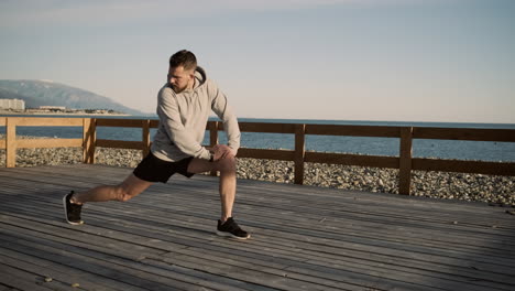 hombre estirándose en un muelle