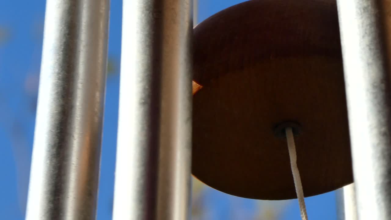 자연에 매달려 있는 윈드 차임의 근접 촬영 보기